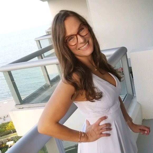 Meet your Posher, Dee - Picture 3 of 4